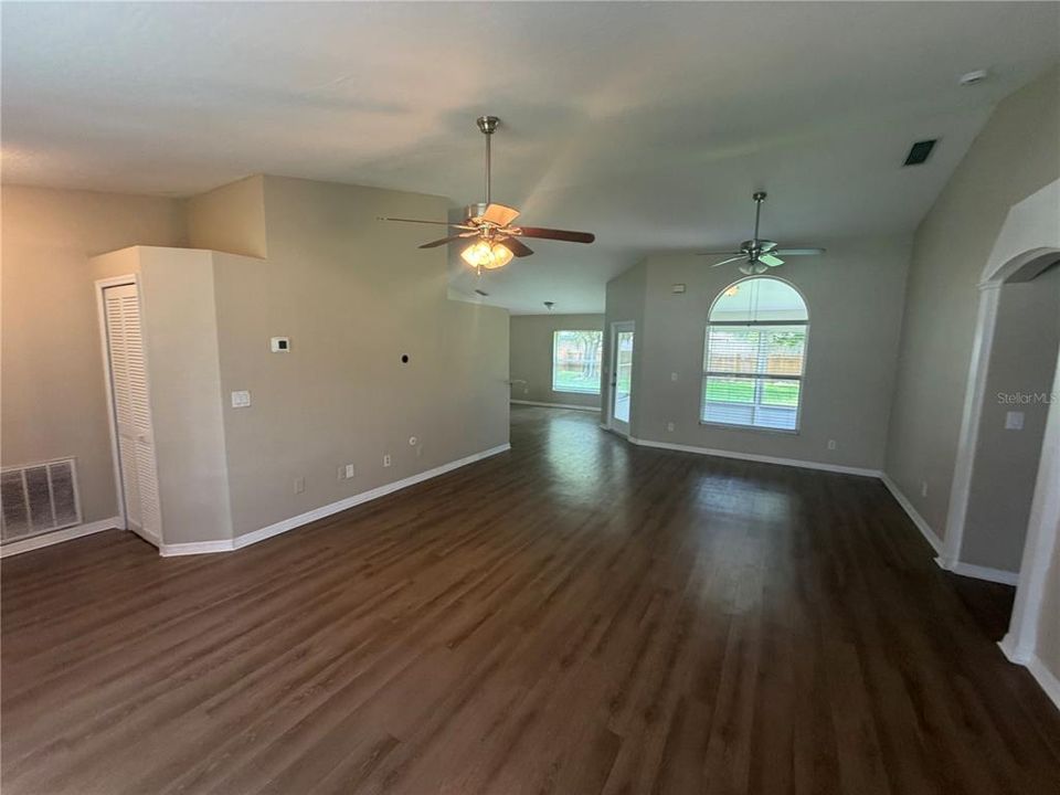 For Sale: $299,900 (3 beds, 2 baths, 1573 Square Feet)