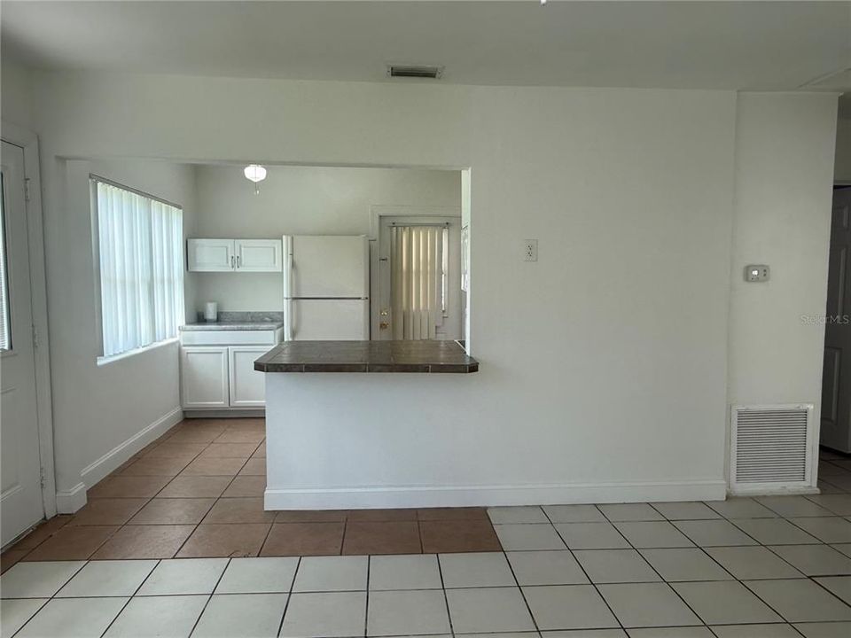 For Sale: $194,000 (2 beds, 1 baths, 864 Square Feet)