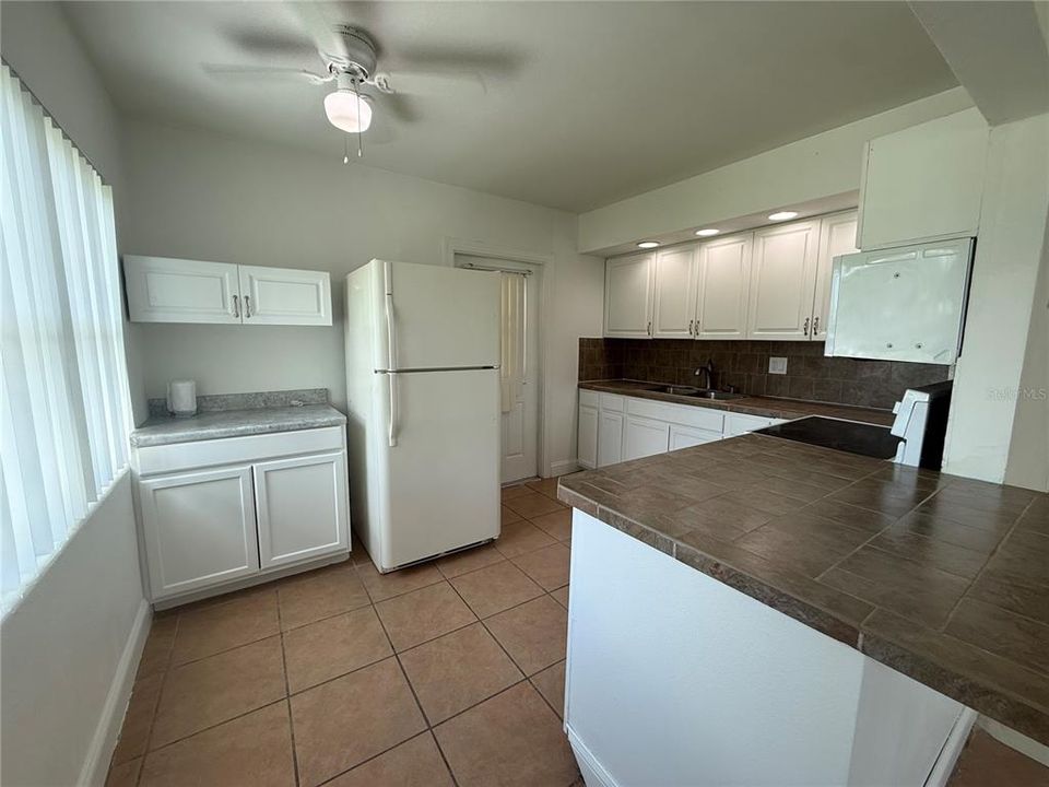 For Sale: $194,000 (2 beds, 1 baths, 864 Square Feet)