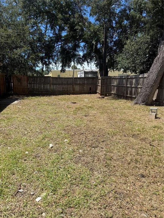 For Sale: $194,000 (2 beds, 1 baths, 864 Square Feet)
