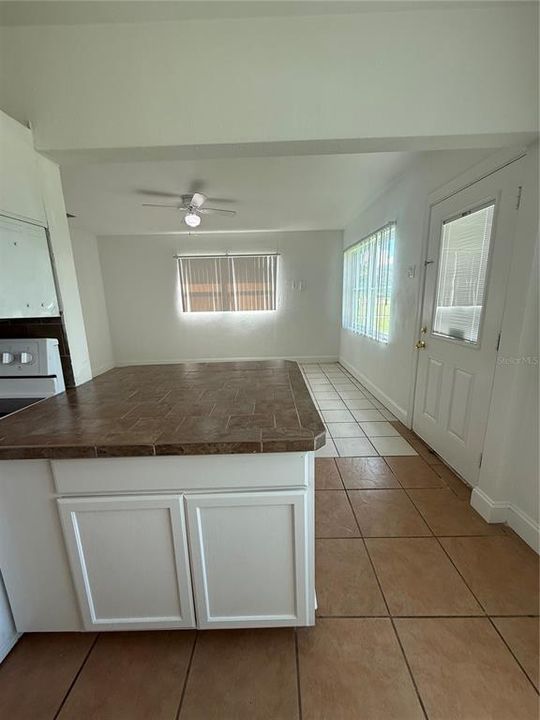 For Sale: $194,000 (2 beds, 1 baths, 864 Square Feet)