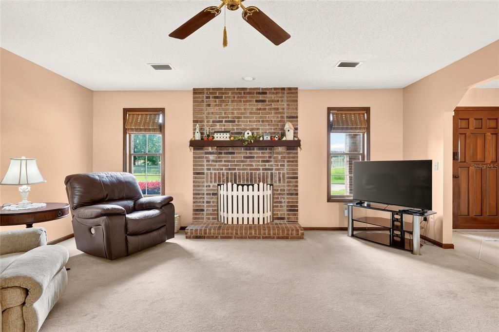 For Sale: $345,000 (4 beds, 3 baths, 2111 Square Feet)
