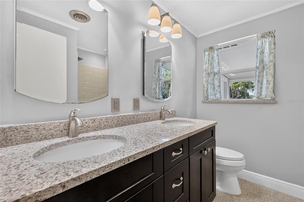 For Sale: $355,000 (2 beds, 2 baths, 1038 Square Feet)