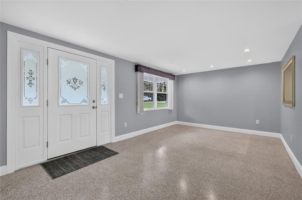 For Sale: $355,000 (2 beds, 2 baths, 1038 Square Feet)