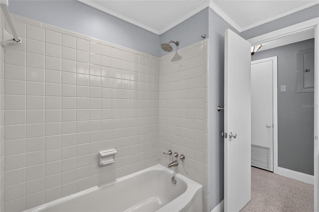 For Sale: $355,000 (2 beds, 2 baths, 1038 Square Feet)