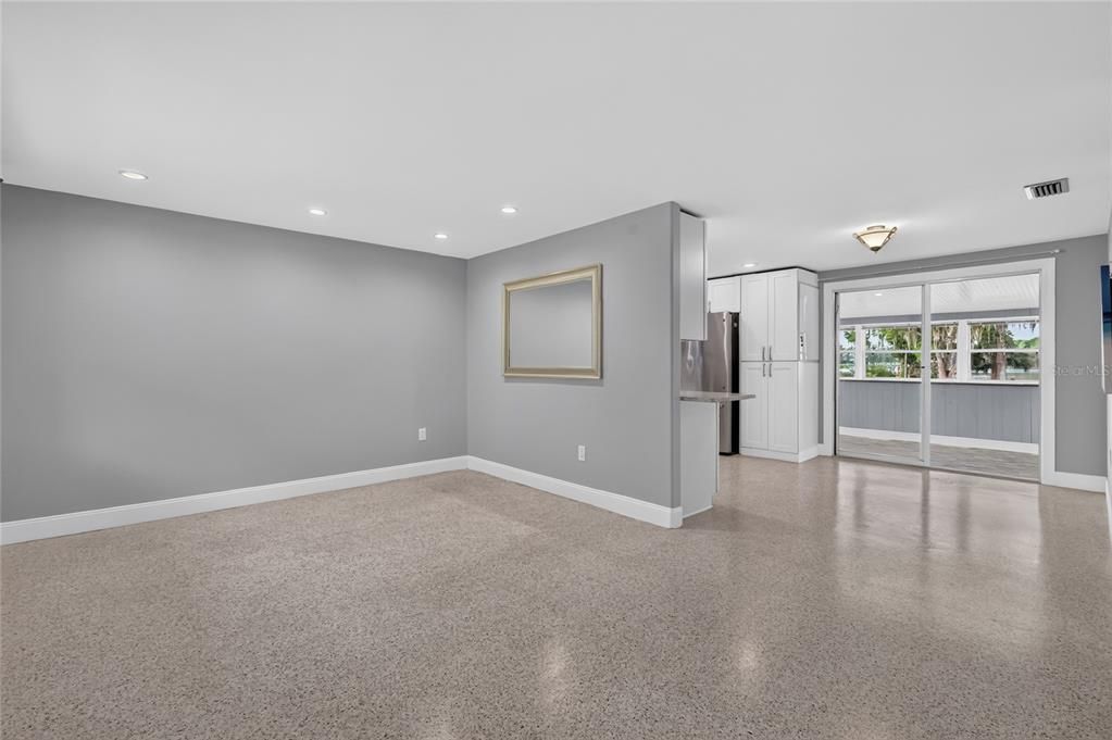For Sale: $355,000 (2 beds, 2 baths, 1038 Square Feet)