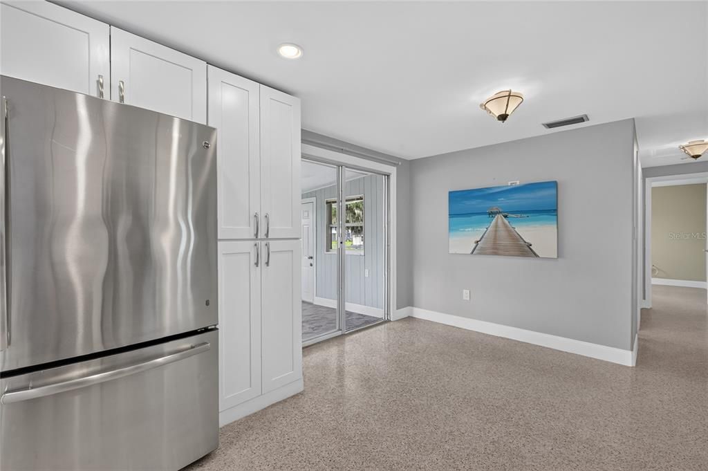 For Sale: $355,000 (2 beds, 2 baths, 1038 Square Feet)