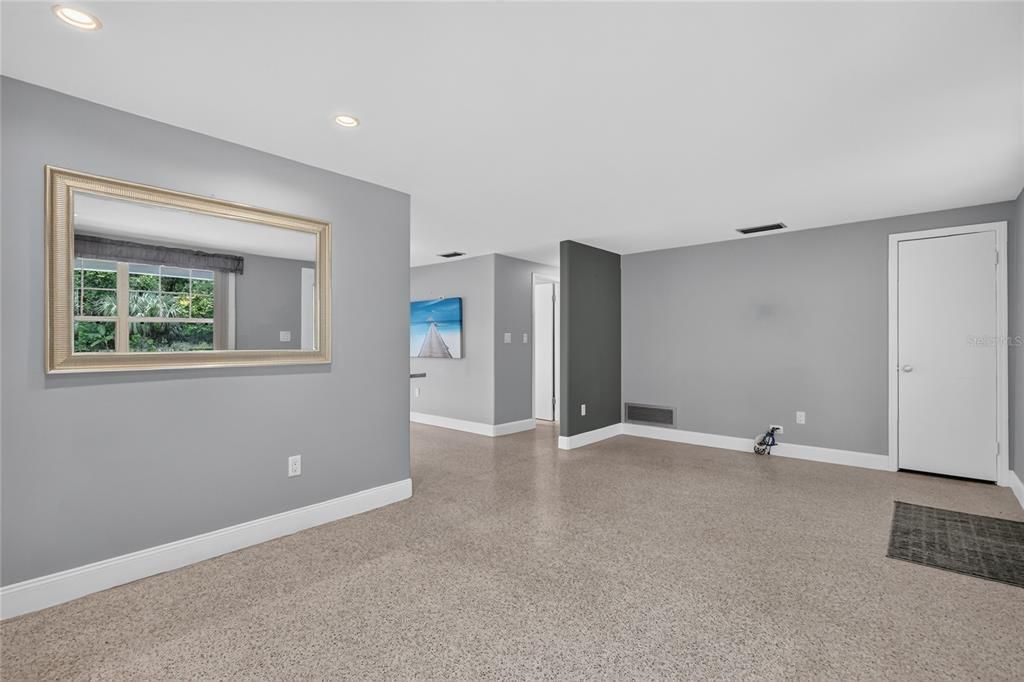 For Sale: $355,000 (2 beds, 2 baths, 1038 Square Feet)