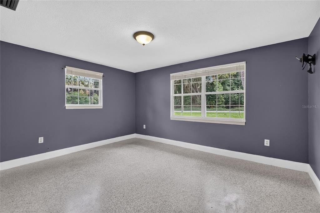For Sale: $355,000 (2 beds, 2 baths, 1038 Square Feet)