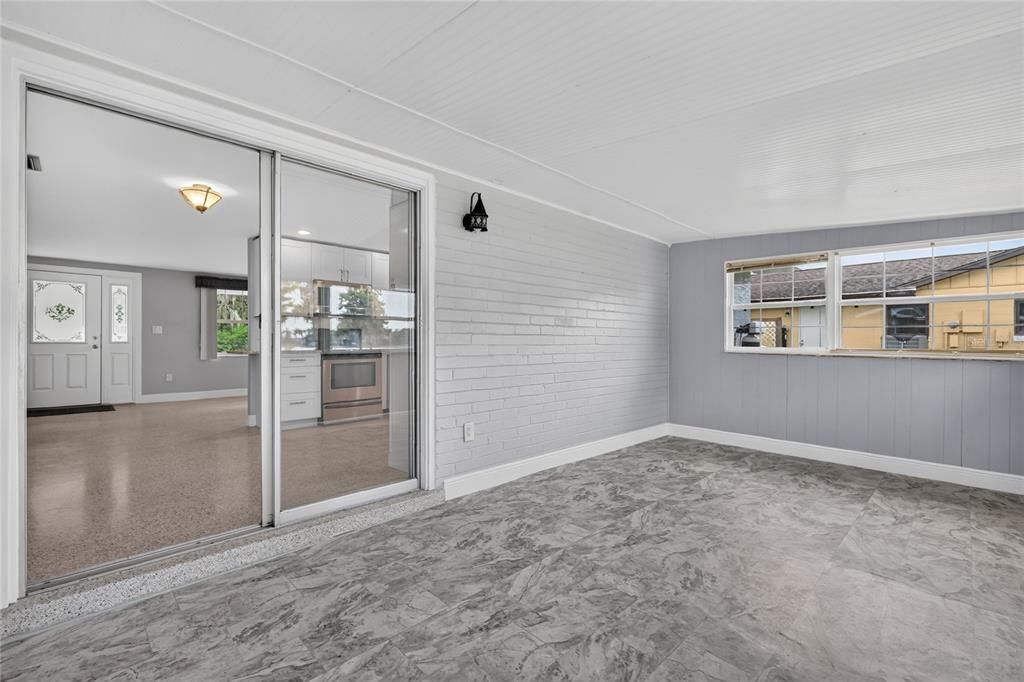 For Sale: $355,000 (2 beds, 2 baths, 1038 Square Feet)