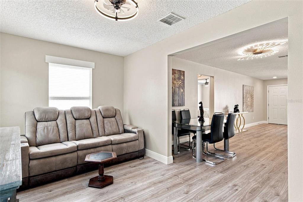 For Sale: $330,000 (2 beds, 2 baths, 1415 Square Feet)