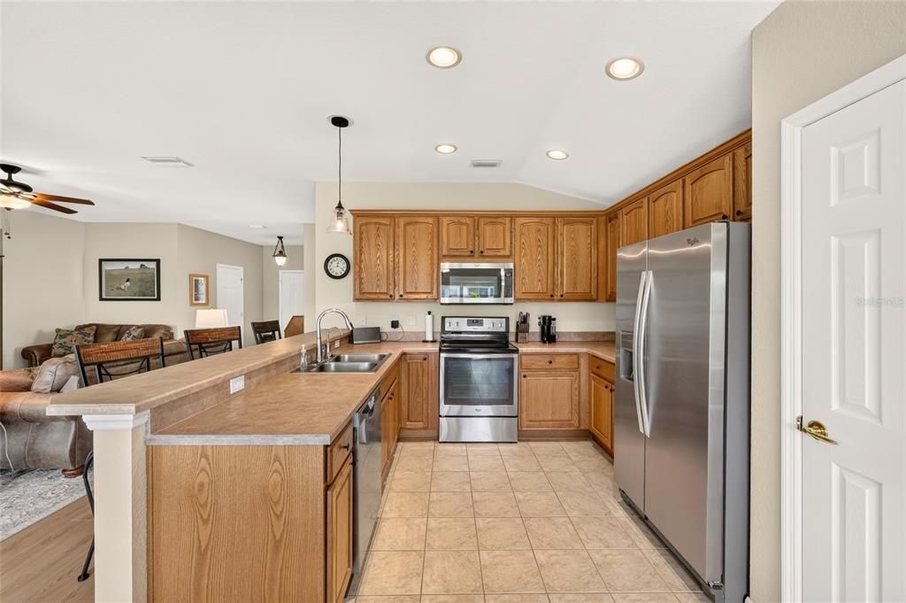 На продажу: $325,000 (2 спален, 2 ванн, 1575 Квадратных фут)