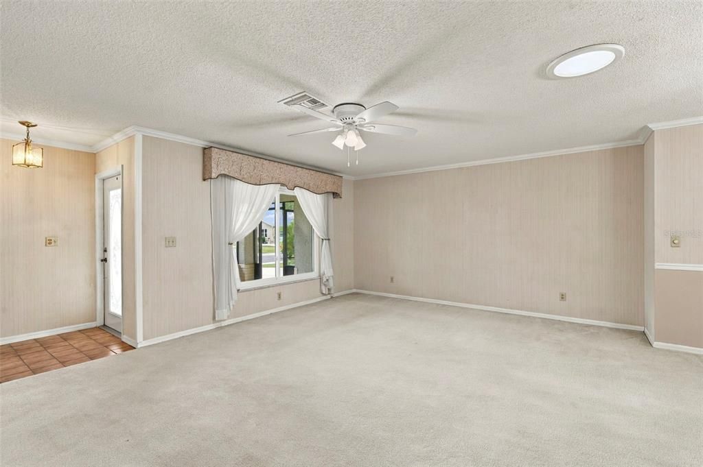 合同活跃: $206,990 (2 贝兹, 2 浴室, 1756 平方英尺)