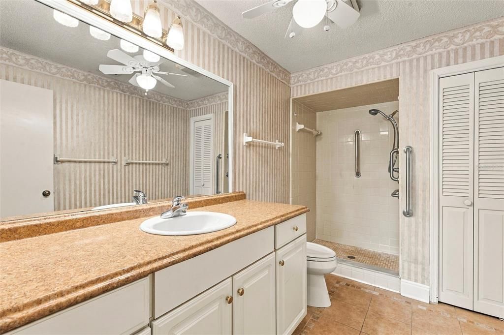 合同活跃: $206,990 (2 贝兹, 2 浴室, 1756 平方英尺)