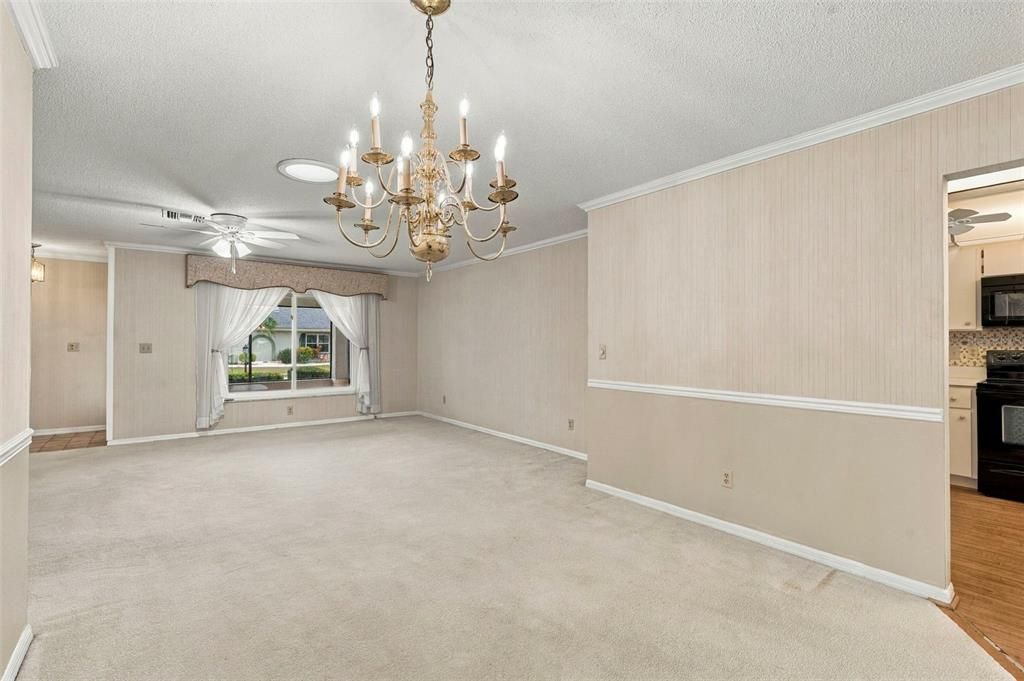 合同活跃: $206,990 (2 贝兹, 2 浴室, 1756 平方英尺)