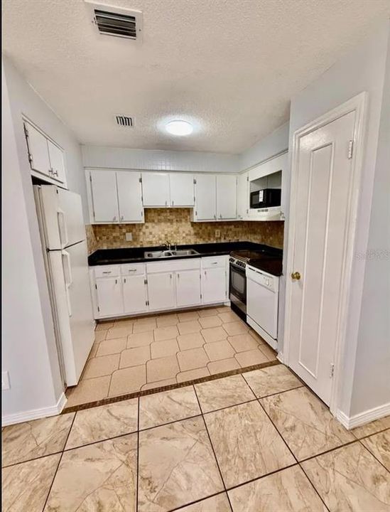В аренду: $1,600 (2 спален, 1 ванн, 891 Квадратных фут)