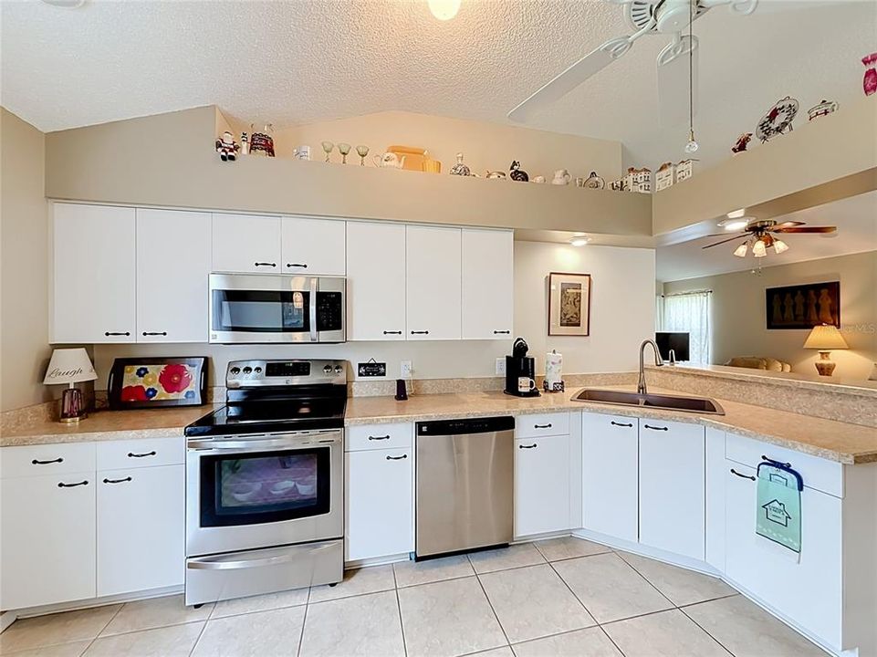 For Sale: $239,750 (2 beds, 2 baths, 1100 Square Feet)