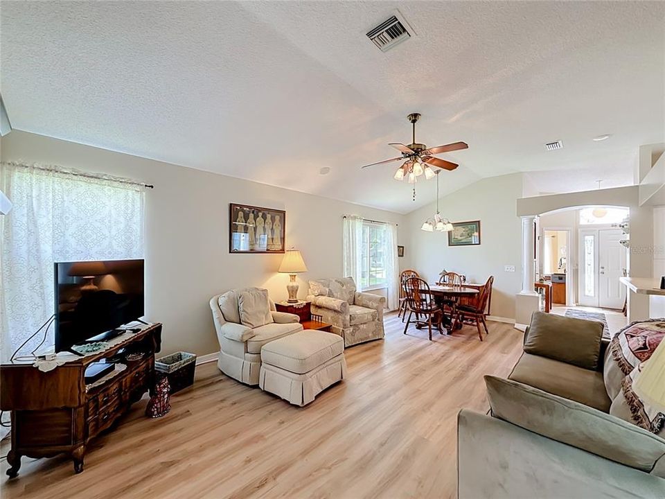 For Sale: $239,750 (2 beds, 2 baths, 1100 Square Feet)
