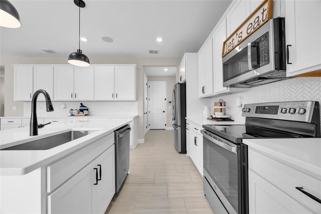 En Venta: $638,990 (4 camas, 3 baños, 3214 Pies cuadrados)