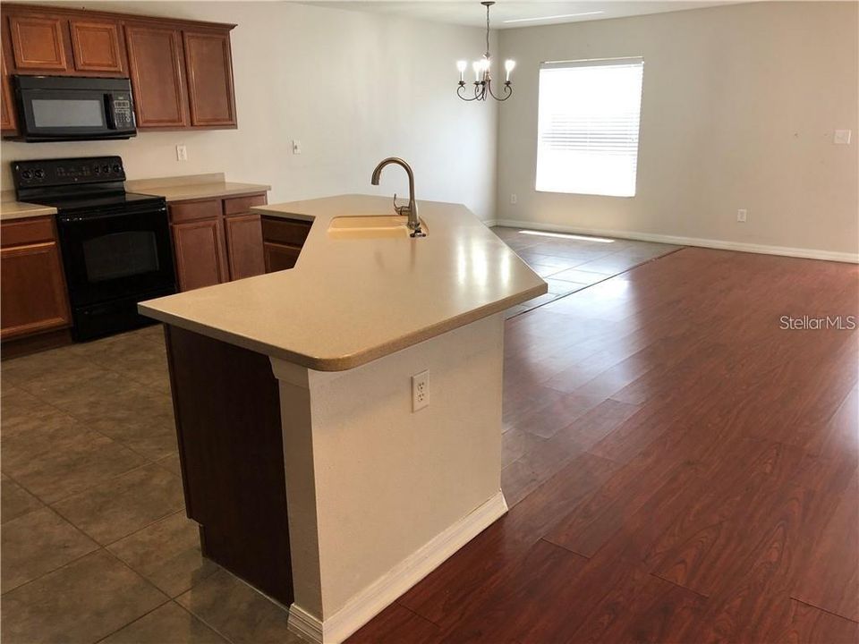 En Venta: $365,000 (4 camas, 3 baños, 2759 Pies cuadrados)