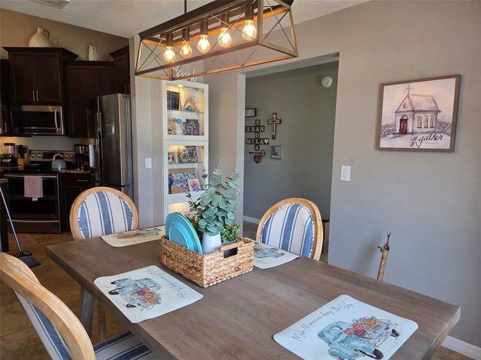 En Venta: $405,000 (4 camas, 2 baños, 1934 Pies cuadrados)