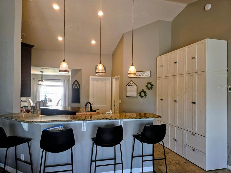 En Venta: $405,000 (4 camas, 2 baños, 1934 Pies cuadrados)