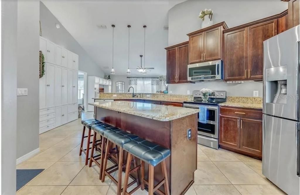 En Venta: $405,000 (4 camas, 2 baños, 1934 Pies cuadrados)