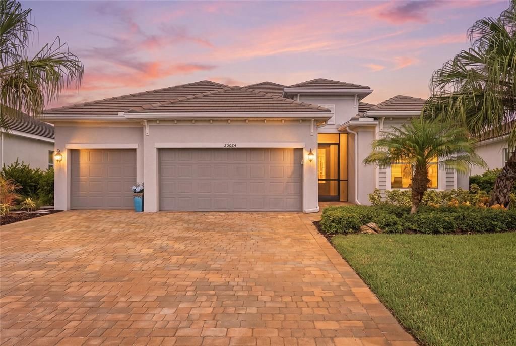 Activo con contrato: $645,000 (4 camas, 2 baños, 2474 Pies cuadrados)
