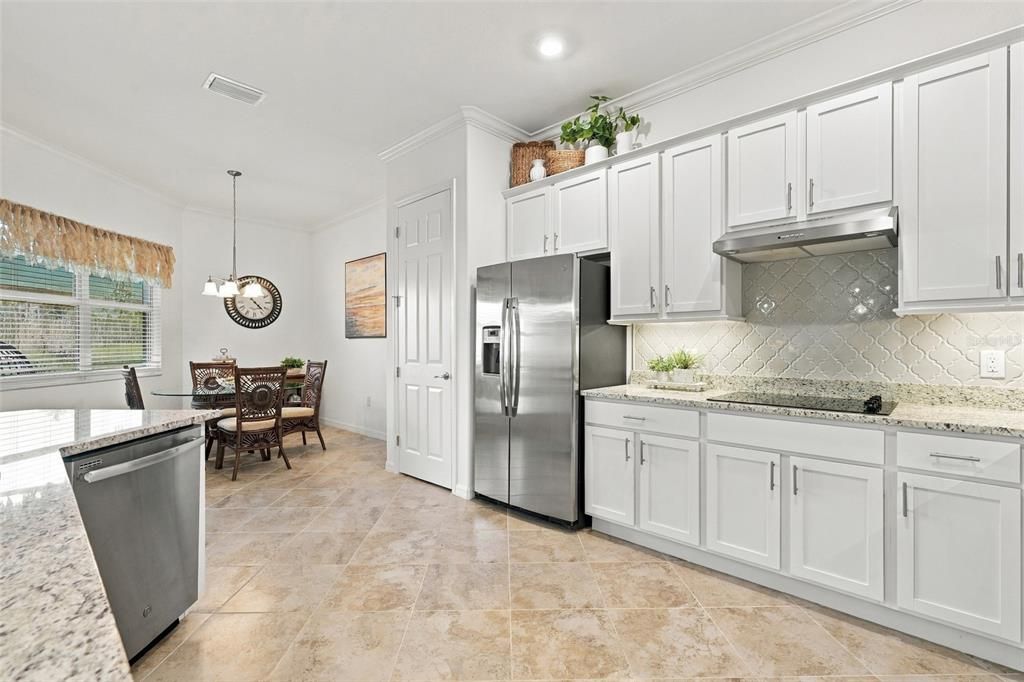 Activo con contrato: $645,000 (4 camas, 2 baños, 2474 Pies cuadrados)