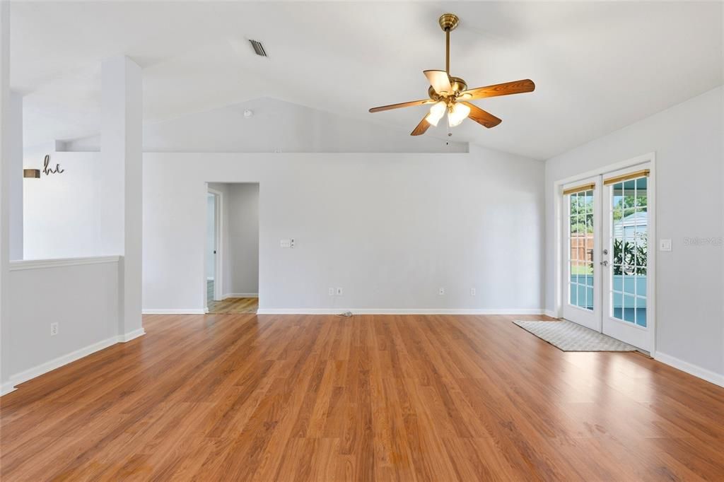 For Sale: $299,000 (3 beds, 2 baths, 1591 Square Feet)