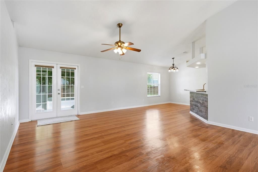 For Sale: $299,000 (3 beds, 2 baths, 1591 Square Feet)