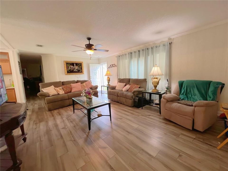 На продажу: $299,900 (4 спален, 2 ванн, 2432 Квадратных фут)