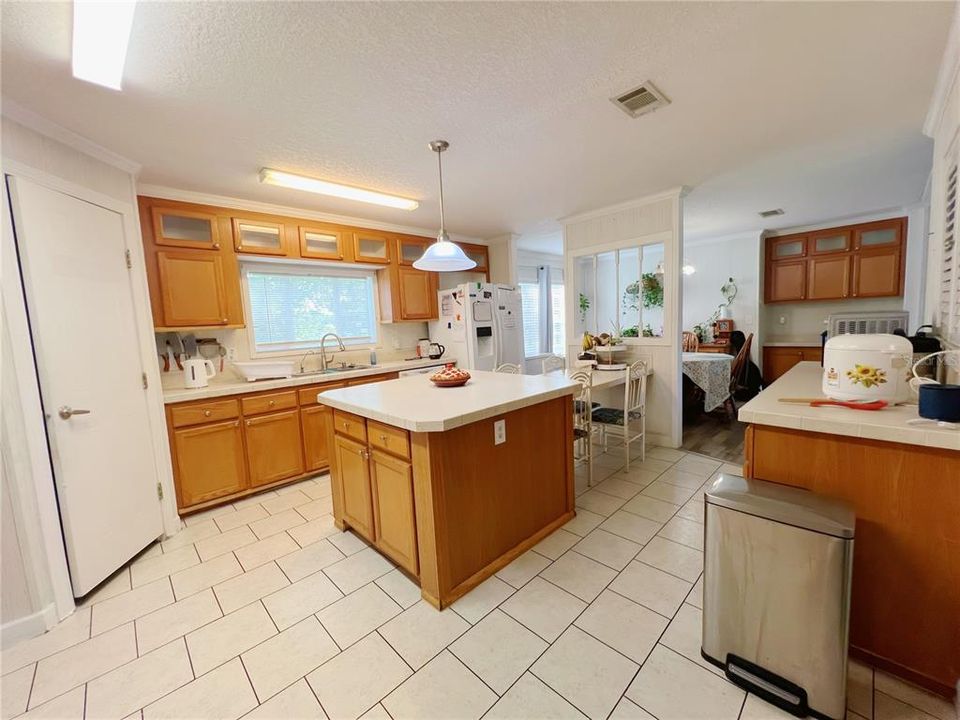 На продажу: $299,900 (4 спален, 2 ванн, 2432 Квадратных фут)