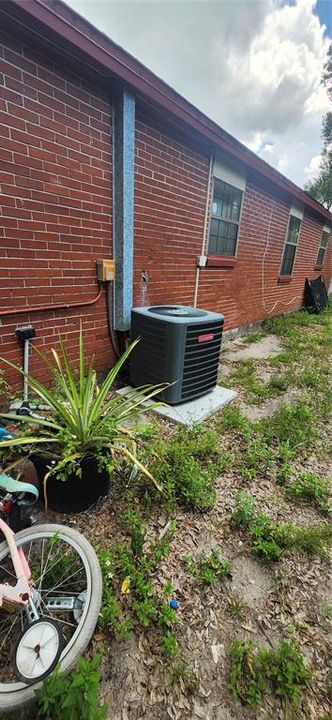 For Sale: $250,000 (3 beds, 1 baths, 1045 Square Feet)
