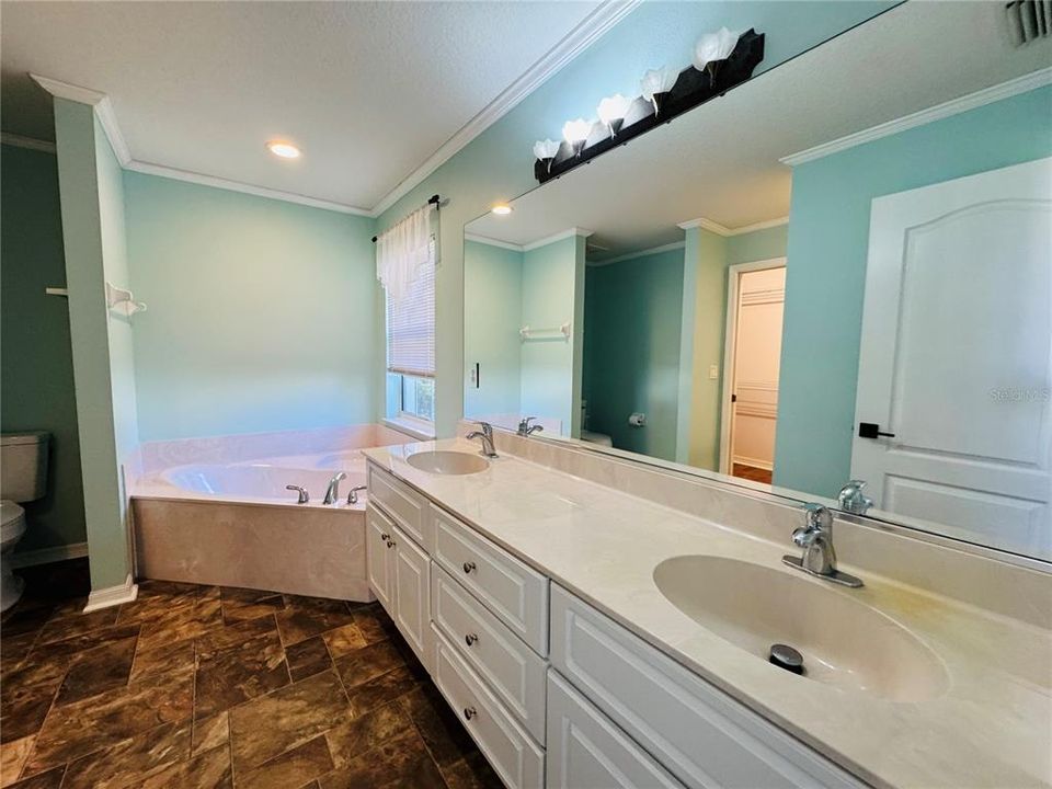 For Sale: $330,000 (3 beds, 2 baths, 1771 Square Feet)