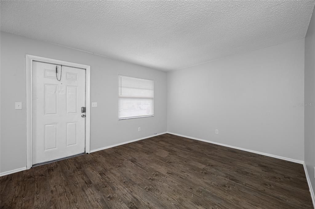 For Rent: $1,355 (2 beds, 1 baths, 700 Square Feet)