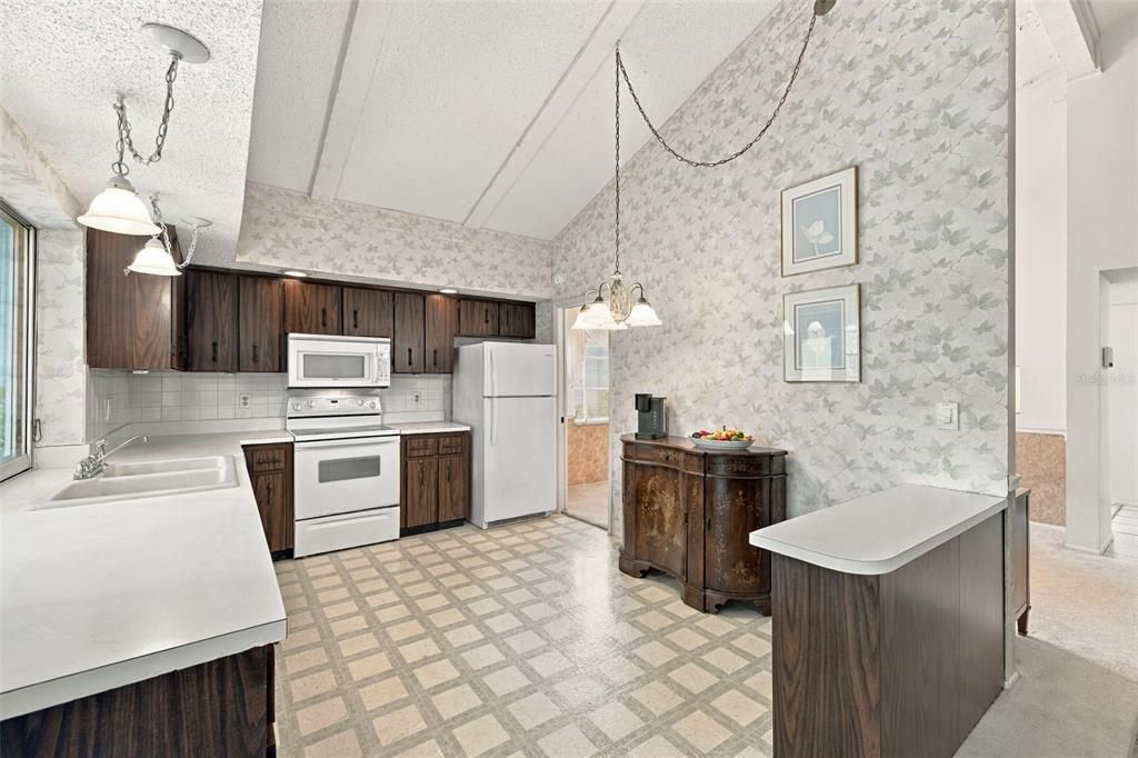 For Sale: $215,000 (2 beds, 2 baths, 1670 Square Feet)