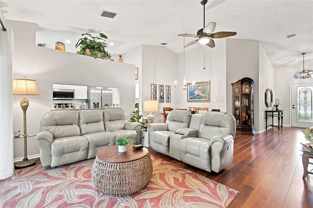 For Sale: $249,900 (2 beds, 2 baths, 1303 Square Feet)