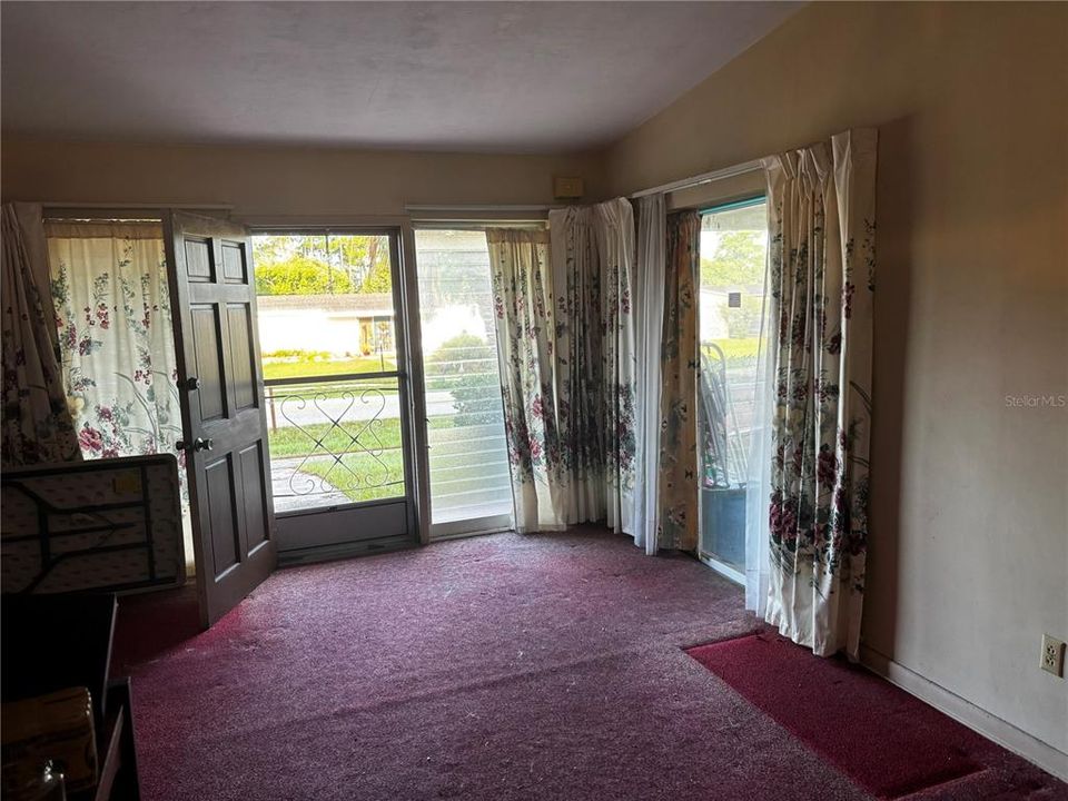 For Sale: $159,500 (2 beds, 1 baths, 836 Square Feet)