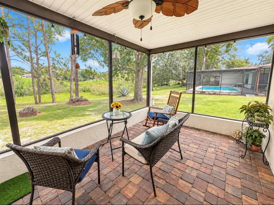 For Sale: $299,900 (2 beds, 2 baths, 1305 Square Feet)