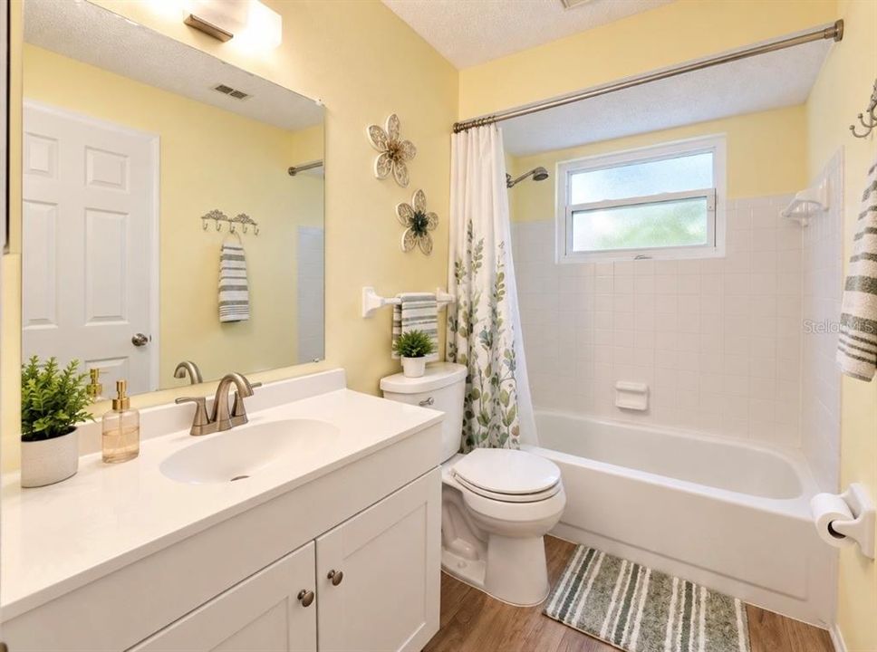 For Sale: $299,900 (2 beds, 2 baths, 1305 Square Feet)