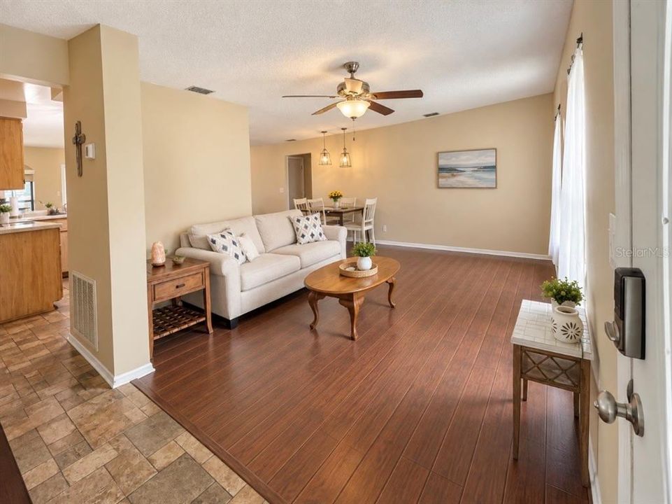 For Sale: $299,900 (2 beds, 2 baths, 1305 Square Feet)