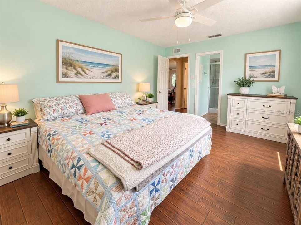 For Sale: $299,900 (2 beds, 2 baths, 1305 Square Feet)
