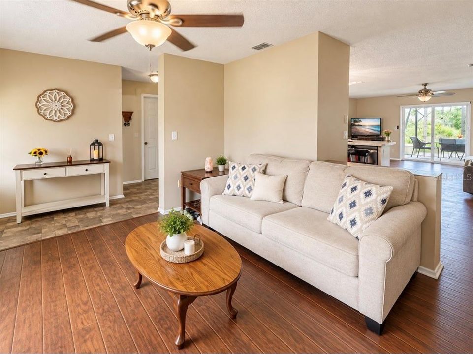 For Sale: $299,900 (2 beds, 2 baths, 1305 Square Feet)
