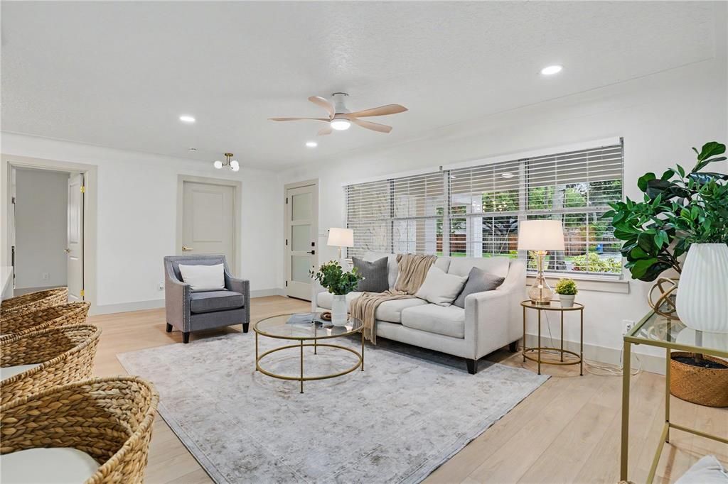 Под контрактом: $749,000 (4 спален, 2 ванн, 2041 Квадратных фут)