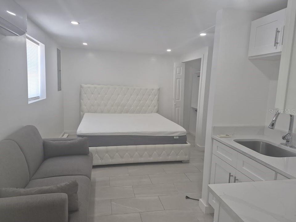 For Rent: $2,500 (2 beds, 1 baths, 958 Square Feet)