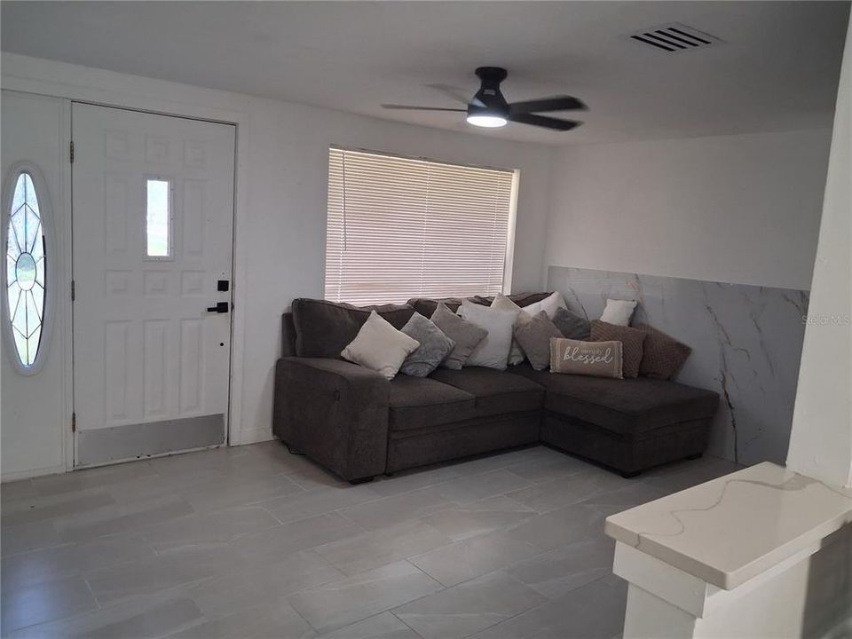 For Rent: $2,500 (2 beds, 1 baths, 958 Square Feet)