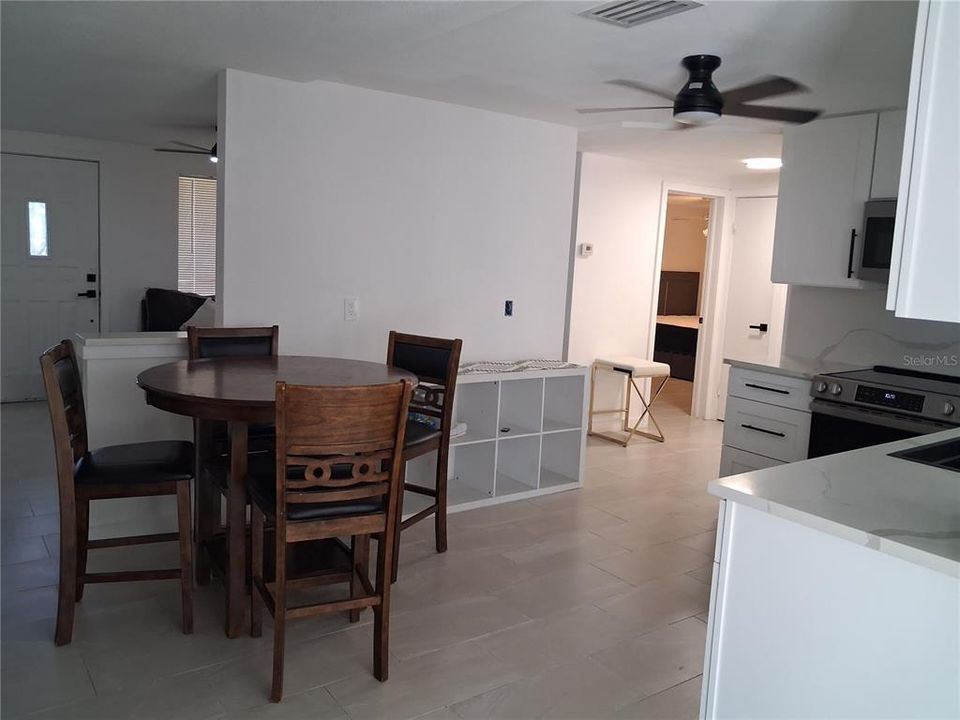 For Rent: $2,500 (2 beds, 1 baths, 958 Square Feet)