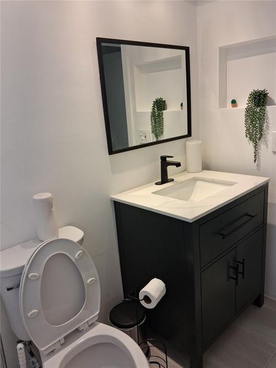 For Rent: $2,500 (2 beds, 1 baths, 958 Square Feet)