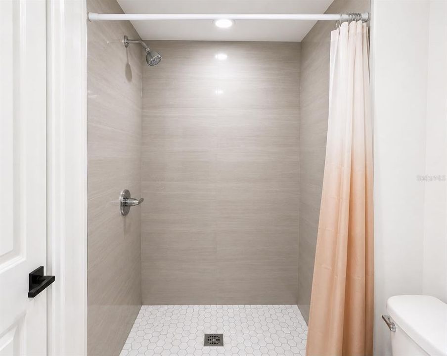 For Rent: $2,500 (2 beds, 1 baths, 958 Square Feet)